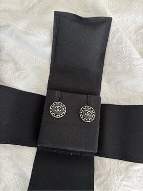 CHANEL Black and Silver CC Round Chain-Edge Earrings